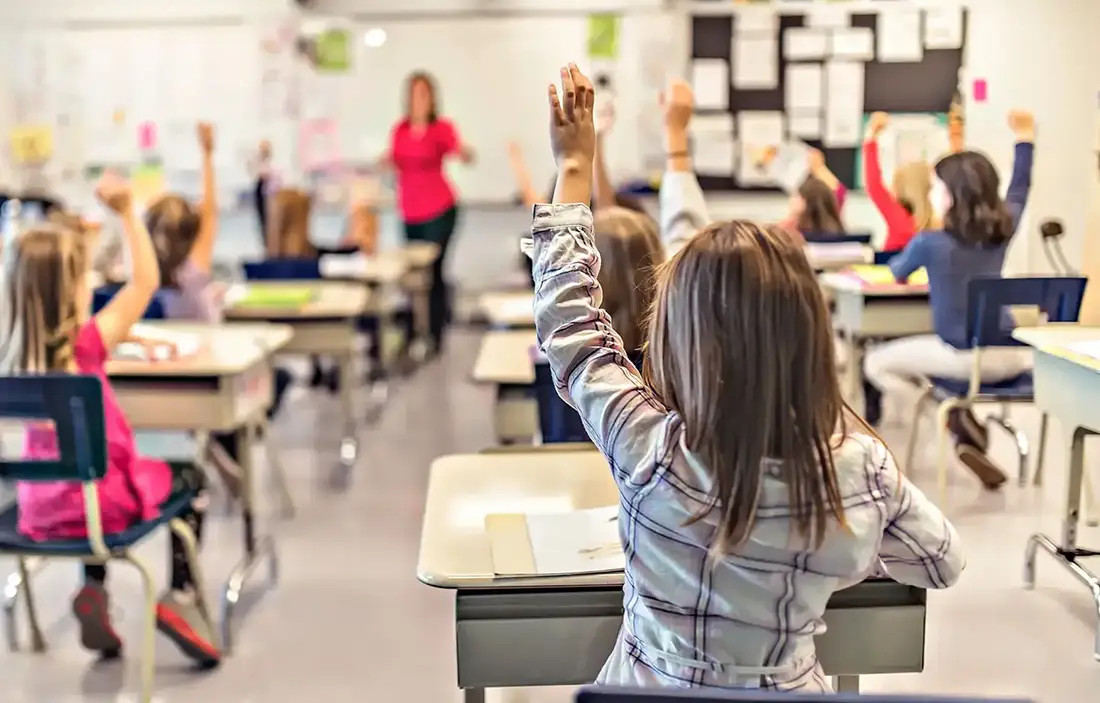 Klassrum som visar övervakning av inomhusluftkvalitet 